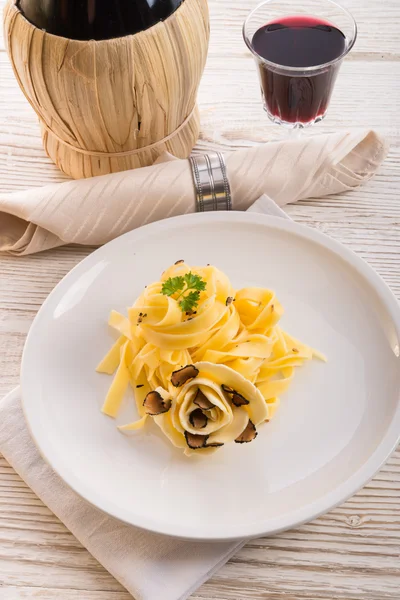 Tagliatelle met zomer truffel — Stockfoto