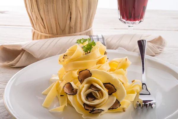 Tagliatelle med sommer trøffel - Stock-foto