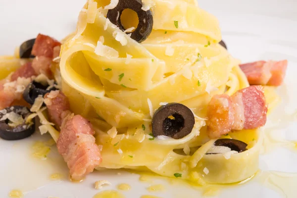 Tagliatelle met zomer truffel — Stockfoto