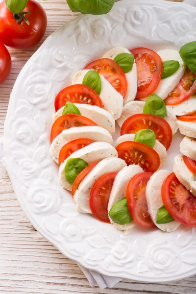 Domates, mozzarella peyniri ile — Stok fotoğraf