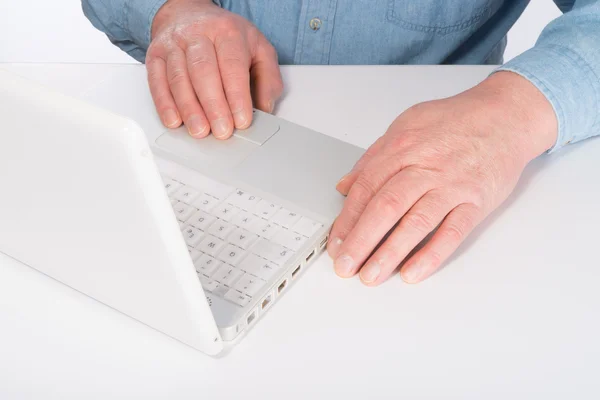 Uomo maturo con laptop — Foto Stock