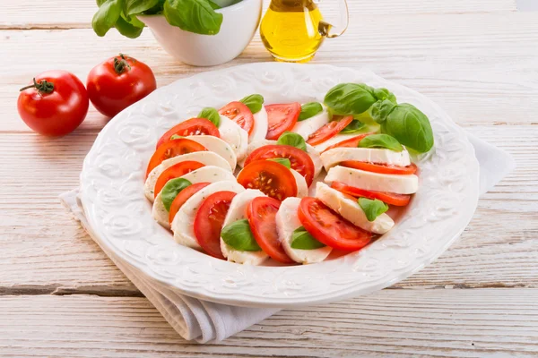 Domates, mozzarella peyniri ile — Stok fotoğraf