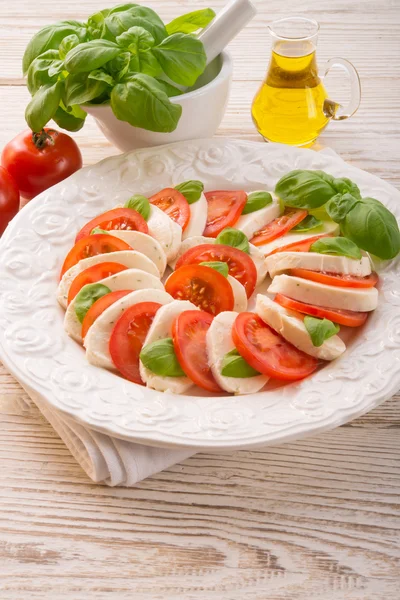 Tomate com queijo mussarela — Fotografia de Stock