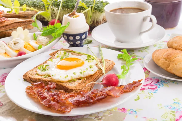 Ostertafel — Stockfoto