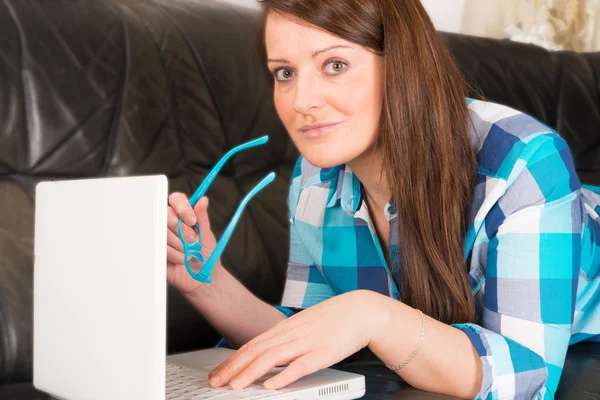 Frau mit Laptop — Stockfoto