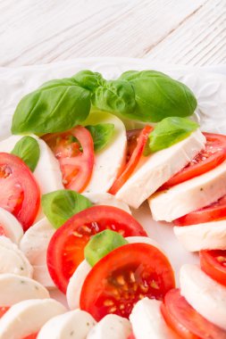 domates, mozzarella peyniri ile