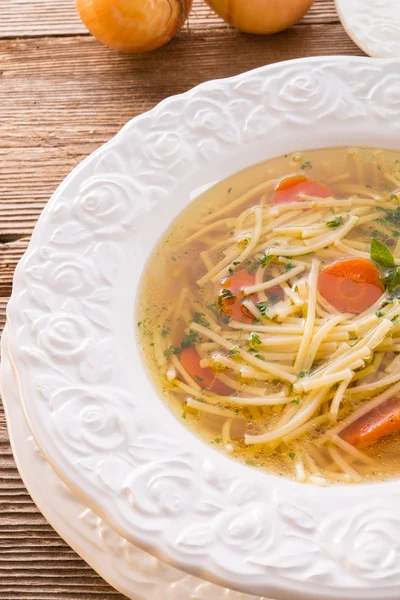 Noodlesoep met rundvlees bouillon — Stockfoto