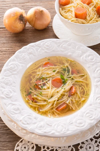 Nudelsuppe mit Rinderbrühe — Stockfoto