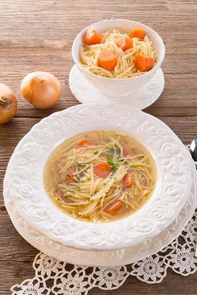 Nudelsuppe mit Rinderbrühe — Stockfoto