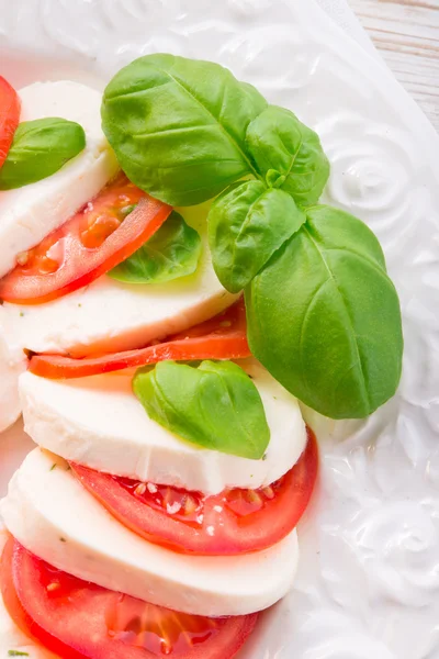 Tomate com queijo mussarela — Fotografia de Stock