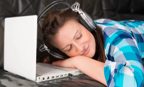 Mujer con auriculares — Foto de Stock