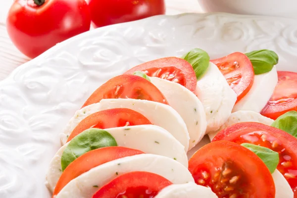 Tomate con queso mozzarella —  Fotos de Stock