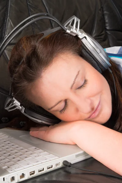 Mulher com fones de ouvido — Fotografia de Stock