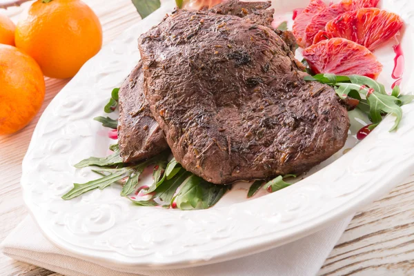 Crunchy duck's breast with orange and rucola — Stock Photo, Image