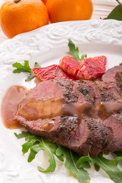 Crunchy duck's breast with orange and rucola — Stock Photo, Image