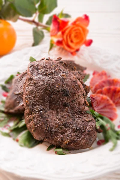 Crunchy duck's breast with orange and rucola-selective focus — Stock Photo, Image