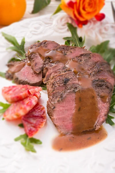 Crunchy duck's breast with orange and rucola-selective focus — Stock Photo, Image