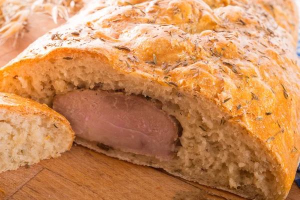 Filetto di maiale nel pane marrone — Foto Stock