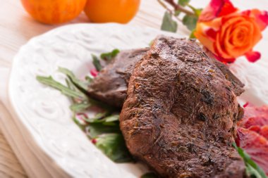 gevrek ördek meme portakal ve rucola - seçici odak ile