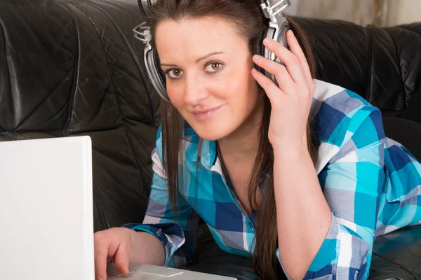 Mulher com fones de ouvido — Fotografia de Stock