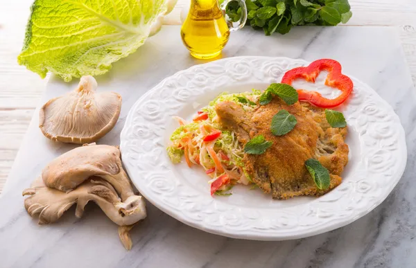 Baked oyster mushrooms with fresh savoy cabbage salad — Stock Photo, Image