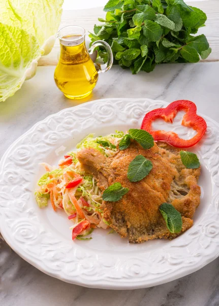 Gebackene Austernpilze mit frischem Wirsingsalat — Stockfoto