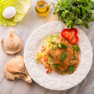 taze savoy lahana salatası ile pişmiş istiridye mantar