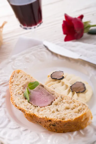 Filete de cerdo en el pan marrón — Foto de Stock