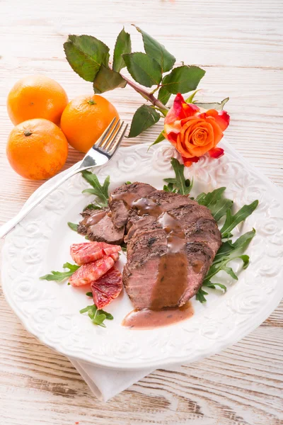 Crunchy duck's breast with orange and rucola — Stock Photo, Image