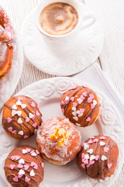 Donuts bismarck em uma chapa — Fotografia de Stock