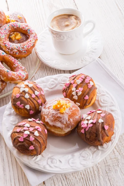 Donuts bismarck em uma chapa — Fotografia de Stock