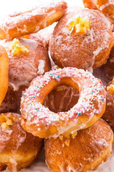 Donuts bismarck em uma chapa — Fotografia de Stock