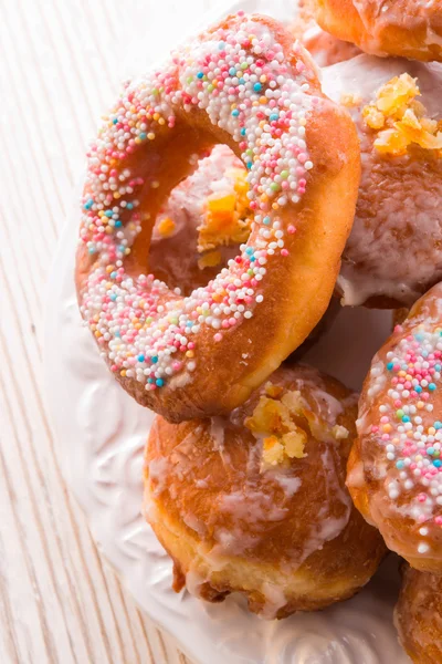 Donuts bismarck em uma chapa — Fotografia de Stock