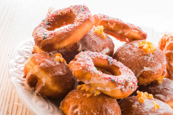 Donuts bismarck em uma chapa — Fotografia de Stock