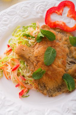 taze savoy lahana salatası ile pişmiş istiridye mantar