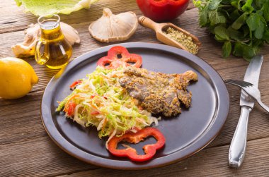 taze savoy lahana salatası ile pişmiş istiridye mantar