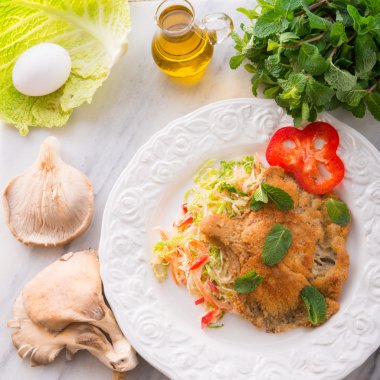 taze savoy lahana salatası ile pişmiş istiridye mantar