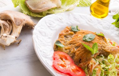 taze savoy lahana salatası ile pişmiş istiridye mantar