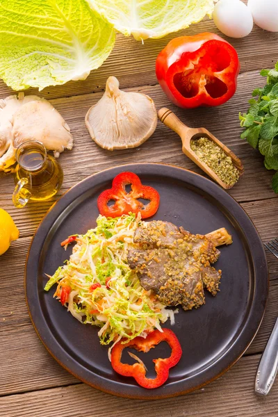 Champiñones de ostras al horno con ensalada de col de col de col fresca —  Fotos de Stock