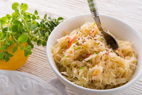 Sauerkraut mit Zutaten — Stockfoto