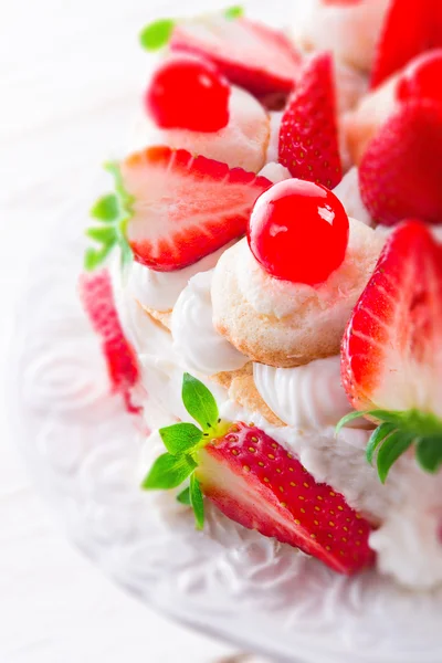 Meringue gebaseerde dessert - selectieve aandacht — Stockfoto