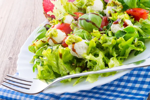 Salada de legumes com queijo — Fotografia de Stock