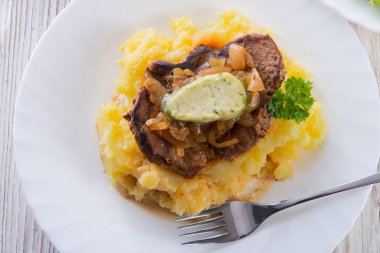 Kızartmalar kızarmış soğan ile tükürmek