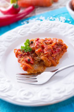 Yunan tür sebze ve domates soslu balık