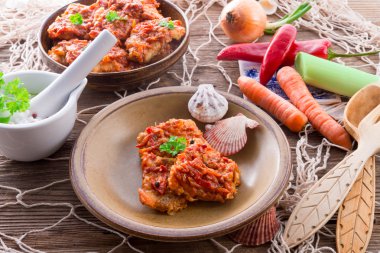 Yunan tür sebze ve domates soslu balık