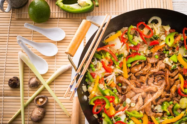 Wok stekpanna — Stockfoto