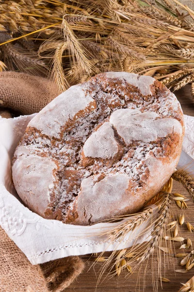 Nybakat traditionellt bröd — Stockfoto