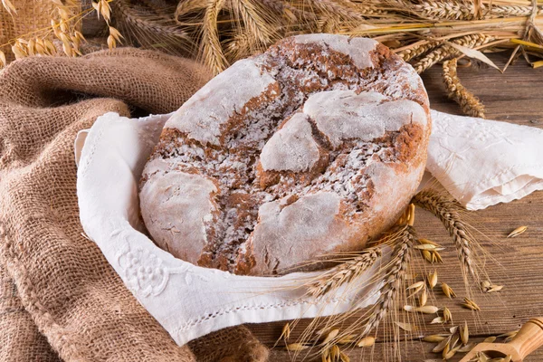 Nybakat traditionellt bröd — Stockfoto