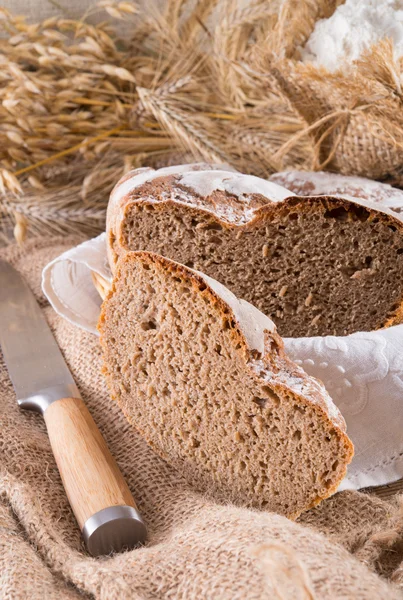 Nybakat traditionellt bröd — Stockfoto