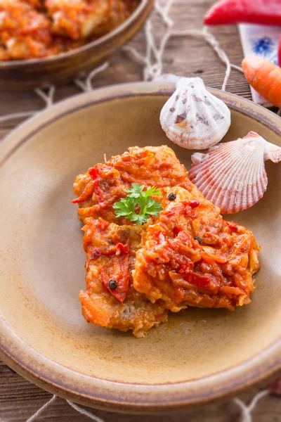 魚のギリシャ種野菜とトマトソースで — ストック写真